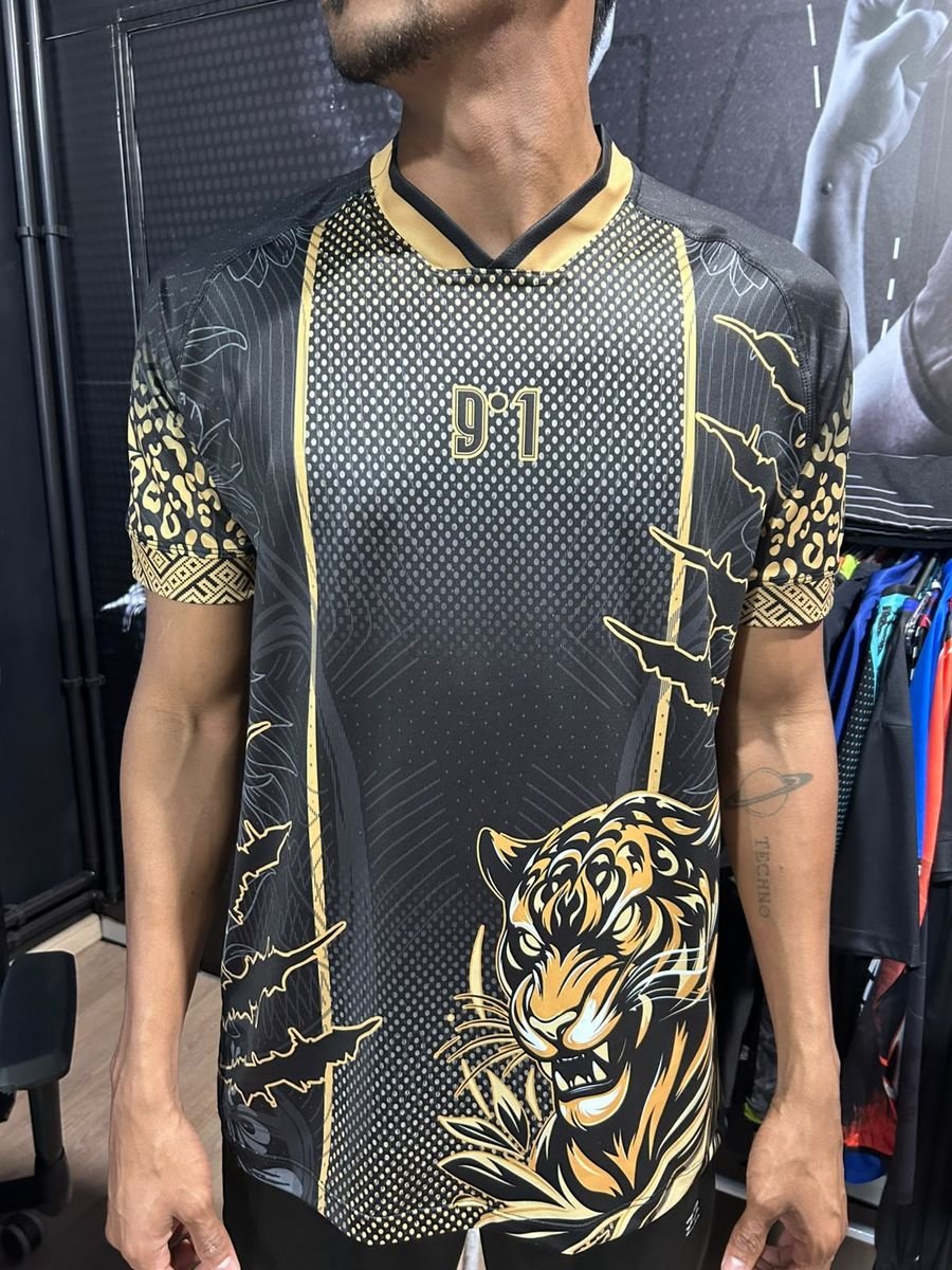 Camisa esportiva preta e dourada com estampa de tigre